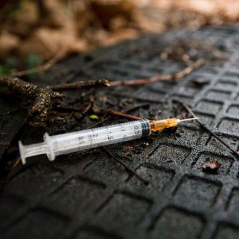 Benutzte Spritze im Gebüsch. Am häufigsten mit Todesfällen verbunden war 2023 bei den Drogen weiterhin Heroin.