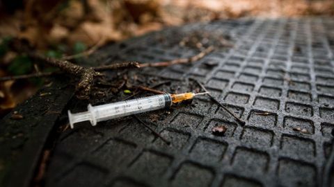 Benutzte Spritze im Gebüsch. Am häufigsten mit Todesfällen verbunden war 2023 weiterhin die Droge Heroin.