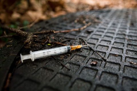 Benutzte Spritze im Gebüsch. Am häufigsten mit Todesfällen verbunden war 2023 bei den Drogen weiterhin Heroin.