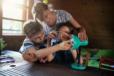 Eine Familie benutzt elektrische Geräte