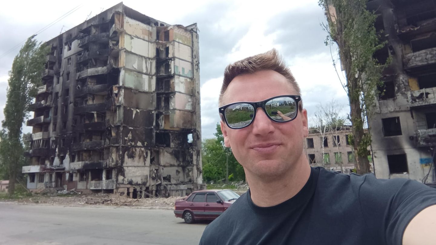 Ukraine: Reiseführer Svet Moiseev vor im Krieg zerstörten Wohnblocks bei Kiew Reiseführer Svet Moiseev vor im Krieg zerstörten Wohnblocks bei Kiew