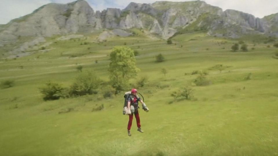 Ein Rettungsteam in Transsilvanien testet den "Ironman"-Anzug mit dem Ziel, zukünftig Hilfsbedürftige innerhalb kürzester Zeit zu erreichen.