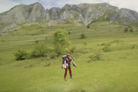 Ein Rettungsteam in Transsilvanien testet den "Ironman"-Anzug mit dem Ziel, zukünftig Hilfsbedürftige innerhalb kürzester Zeit zu erreichen.