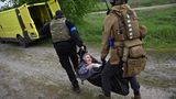 Die ukrainische Polizei evakuiert mit Hilfe von freiwilligen Sanitätern Walja, eine alte und gelähmte Ukrainerin
