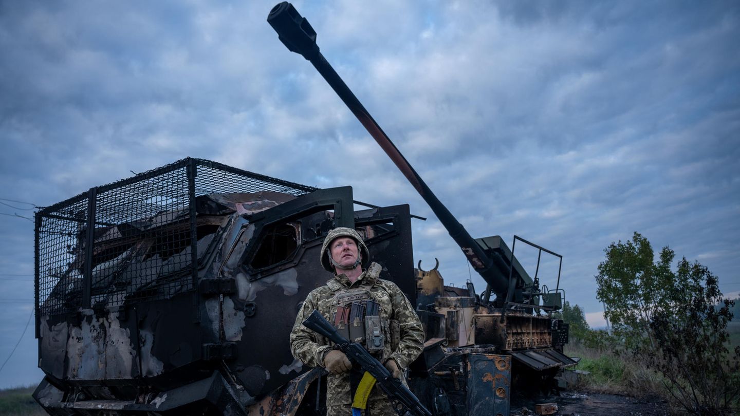 Andrey, ein ukrainischer Soldat der 92. Brigade, beobachtet russische Drohnen.