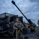 Andrey, ein ukrainischer Soldat der 92. Brigade, beobachtet russische Drohnen.