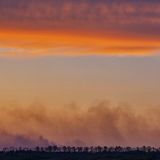 Blick auf  Rauch und Explosionen der Stadt Wowtschansk