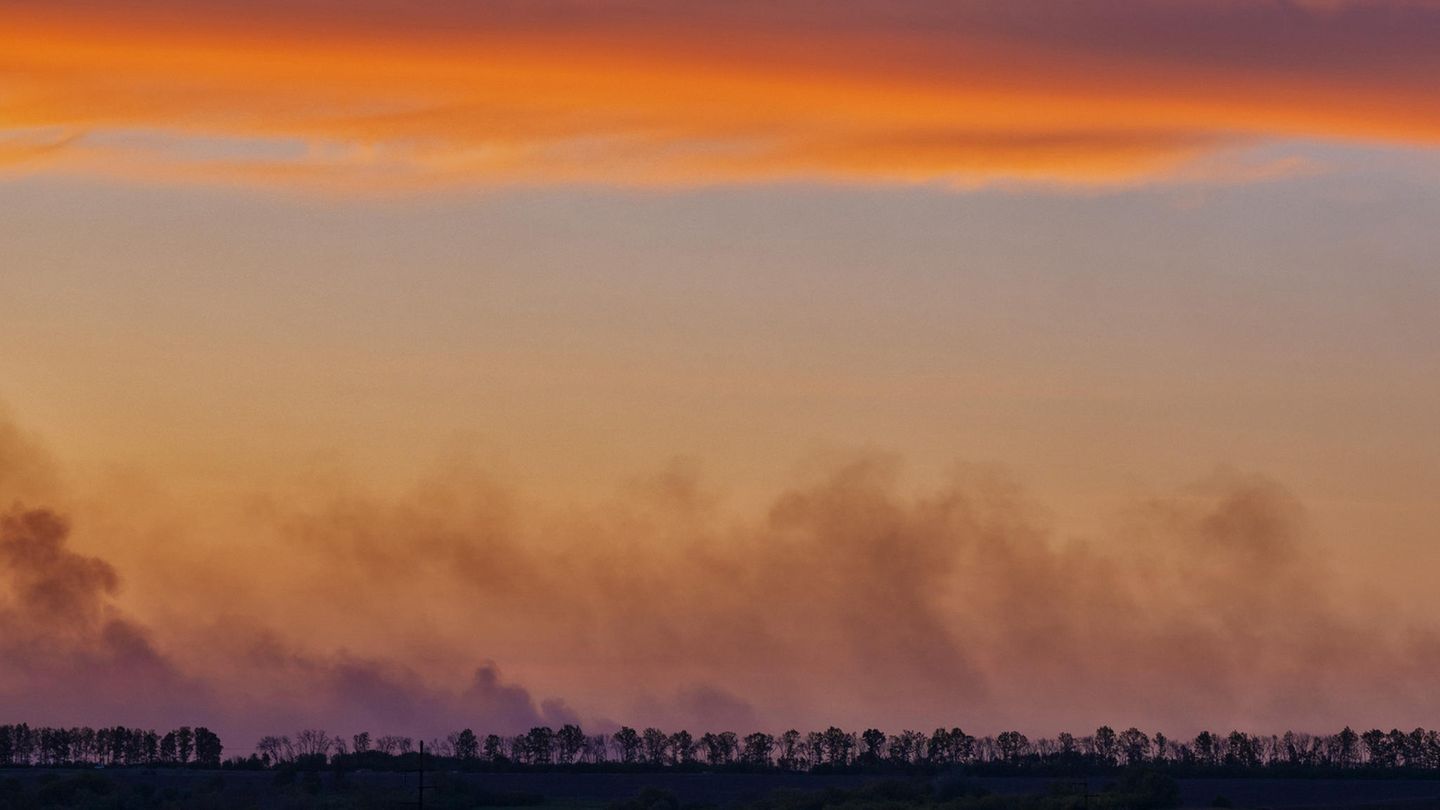 Blick auf  Rauch und Explosionen der Stadt Wowtschansk