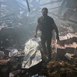 Suche nach Überlebenden und Totenin in der Faktor-Druk-Fabrik