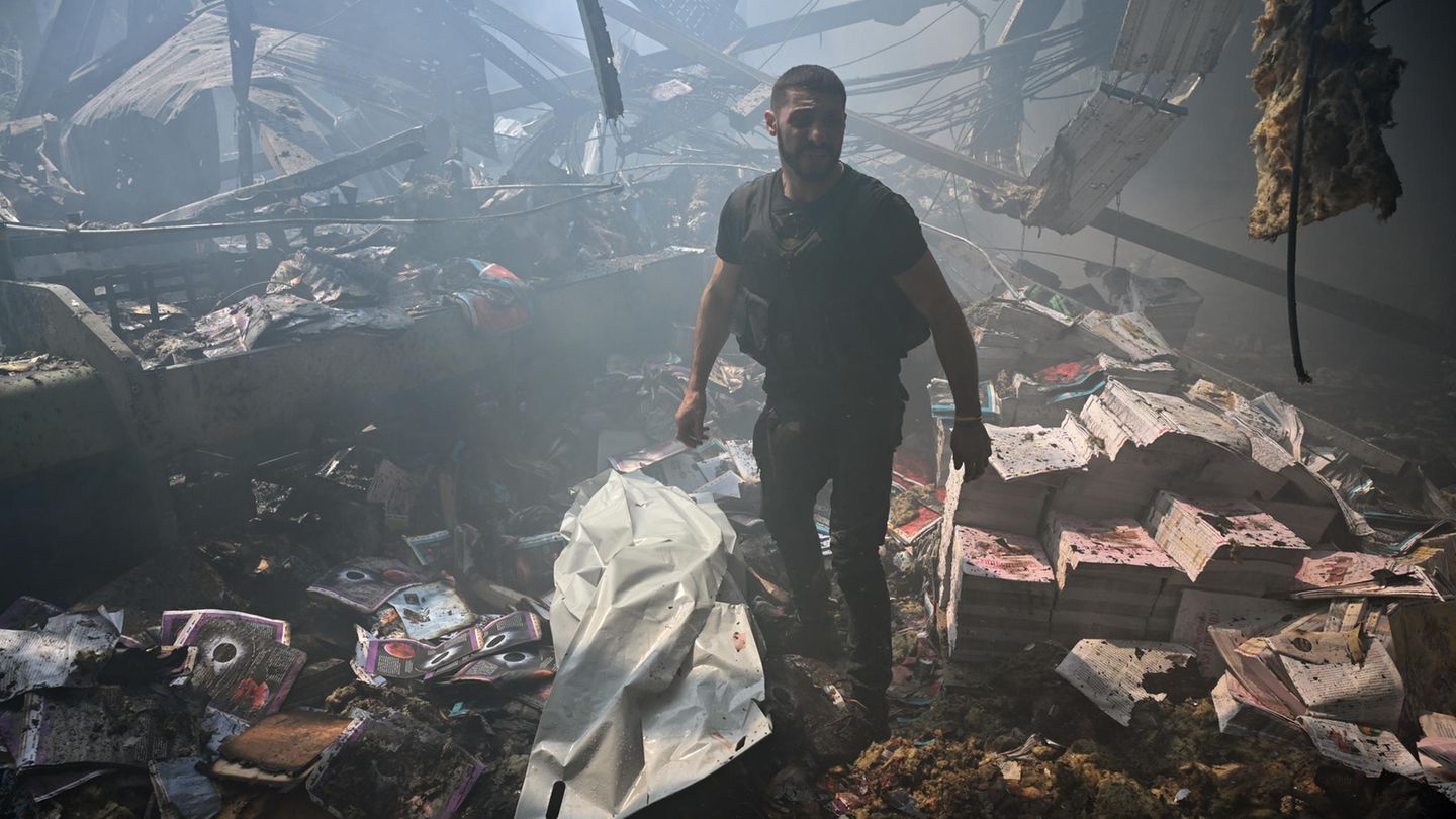 Suche nach Überlebenden und Totenin in der Faktor-Druk-Fabrik