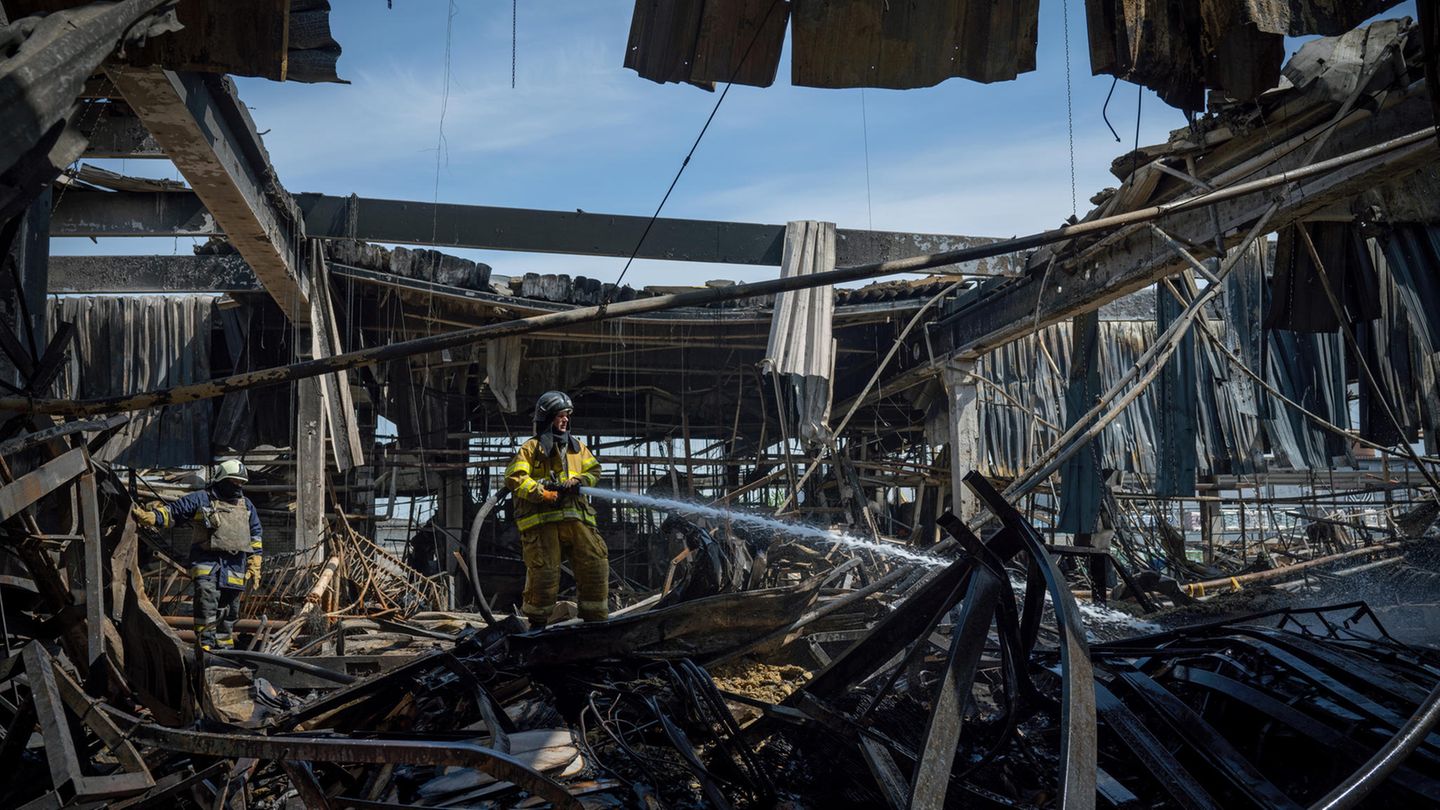 Ukrainische Feuerwehrleute bekämpfen das Feuer im Epicenter-Einkaufszentrum nach dem russischen Angriff.