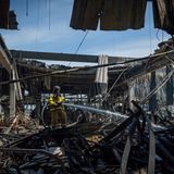 Ukrainische Feuerwehrleute bekämpfen das Feuer im Epicenter-Einkaufszentrum nach dem russischen Angriff.