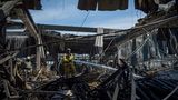 Ukrainische Feuerwehrleute bekämpfen das Feuer im Epicenter-Einkaufszentrum nach dem russischen Angriff.