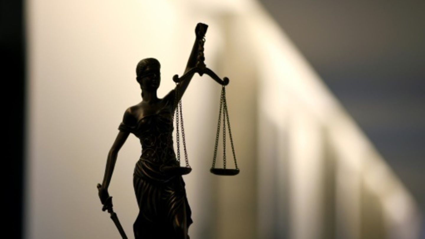 Figur von Justitia in einem Gericht