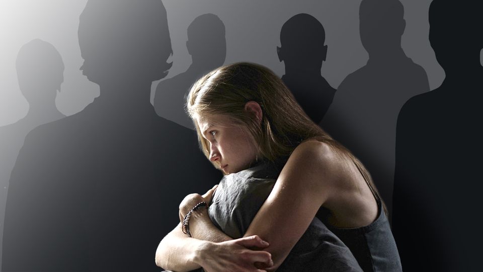 Frau umzingelt von Männern (Symbolbild Grruppenvergewaltigung)