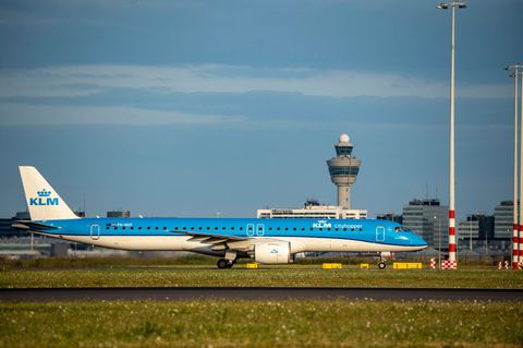 Eine Embraer E195 der KLM Cityhopper am Flughafen Amsterdam Schiphol (Archivfoto)
