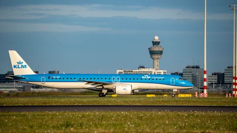 Eine Embraer E195 der KLM Cityhopper am Flughafen Amsterdam Schiphol (Archivfoto)