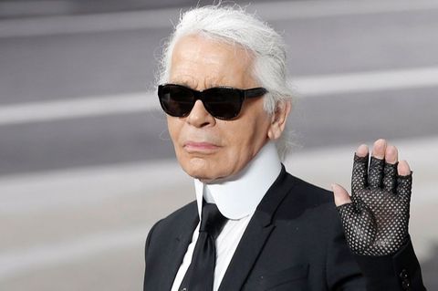 Karl Lagerfeld hebt die Hand, als er den Applaus nach der Vorstellung seiner Herbst/Winter 2013-2014 Kollektion für Chanel entge