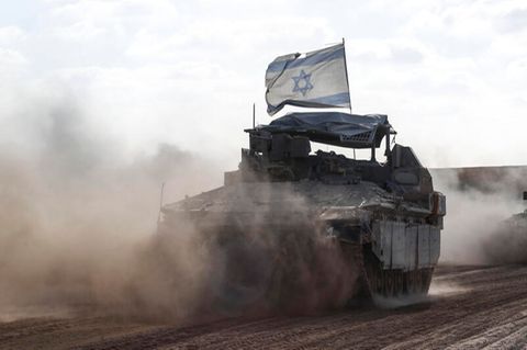 Die Israel-Flagge weht von einem Panzer nahe der Grenze mit Gaza