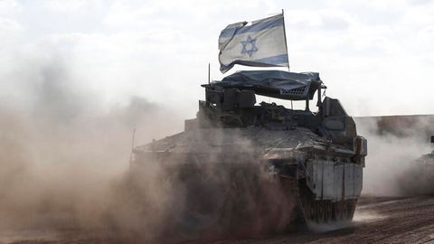 Die Israel-Flagge weht von einem Panzer nahe der Grenze mit Gaza