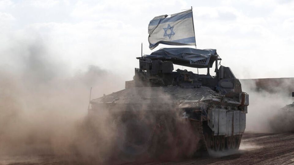 Die Israel-Flagge weht von einem Panzer nahe der Grenze mit Gaza