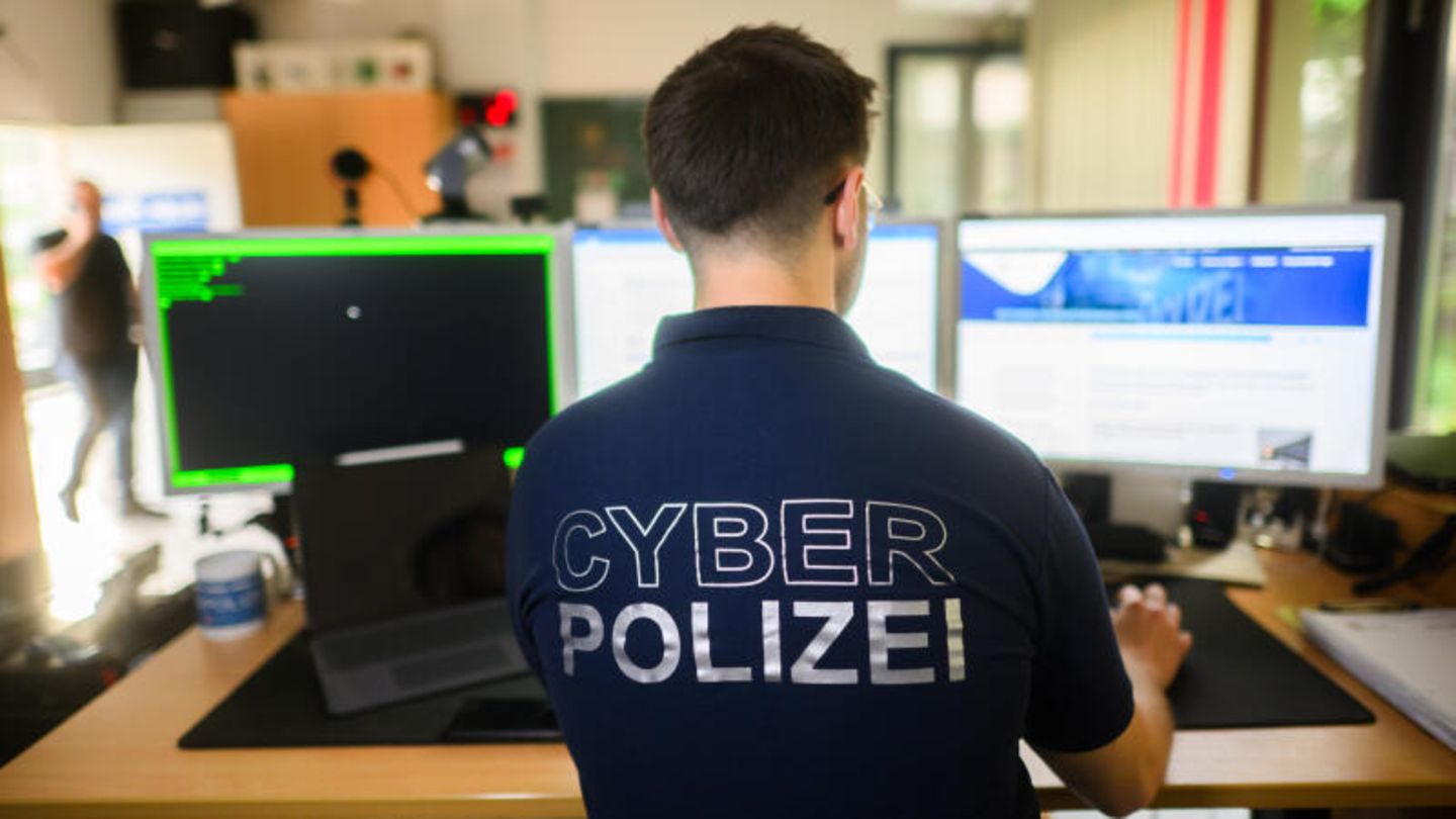 Ein "Cyber Polizist" sitzt an einem Computer in der Präventionsstelle Cyberkriminalität im Landeskriminalamt Niedersachsen (gestellte Szene)