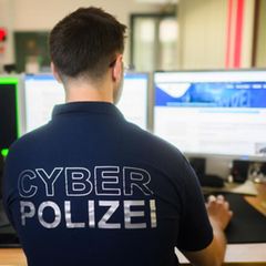 Ein "Cyber Polizist" sitzt an einem Computer in der Präventionsstelle Cyberkriminalität im Landeskriminalamt Niedersachsen (gestellte Szene)