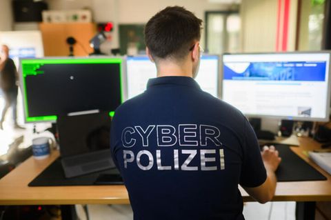 Ein "Cyber Polizist" sitzt an einem Computer in der Präventionsstelle Cyberkriminalität im Landeskriminalamt Niedersachsen (gestellte Szene)