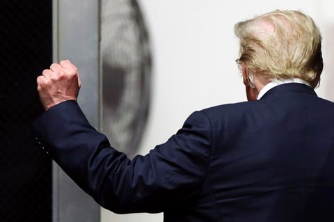 Ex-US-Präsident Donald Trump auf dem Weg in den Gerichtssaal des Strafgerichts in Manhattan, wo die Geschworenen mit den Beratungen beginnen