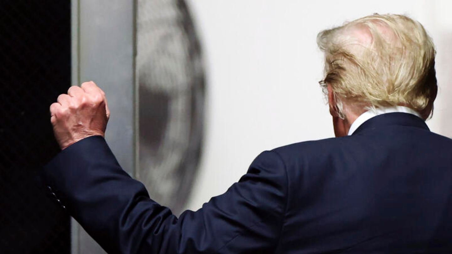 Donald Trump: Jury continues to struggle for verdict on second day of deliberations