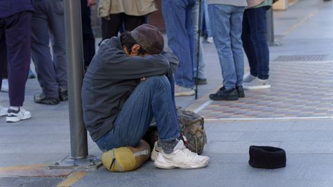 Ein Obdachloser auf der Straße: Wer arm ist, ist häufiger einsam