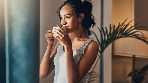 Frau hält eine Tasse in der Hand