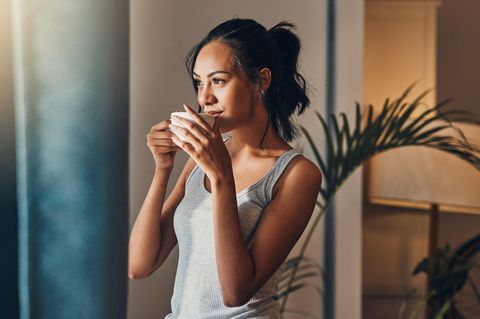 Frau hält eine Tasse in der Hand