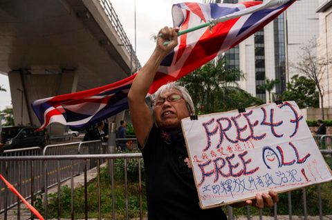 Die als "Oma Wong" bekannte Demokratieaktivistin protestiert vor dem Gericht in Hongkong
