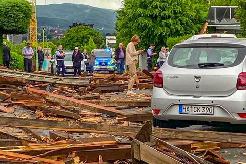 Trümmerteile aus Holz liegen auf einer Straße in Hagen in Nordrhein-Westfalen