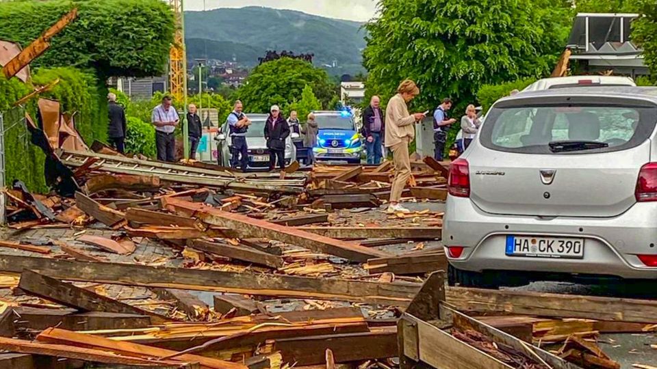 Trümmerteile aus Holz liegen auf einer Straße in Hagen in Nordrhein-Westfalen