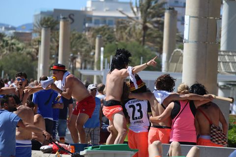 Mallorca: Feiernde Touristen am Strand