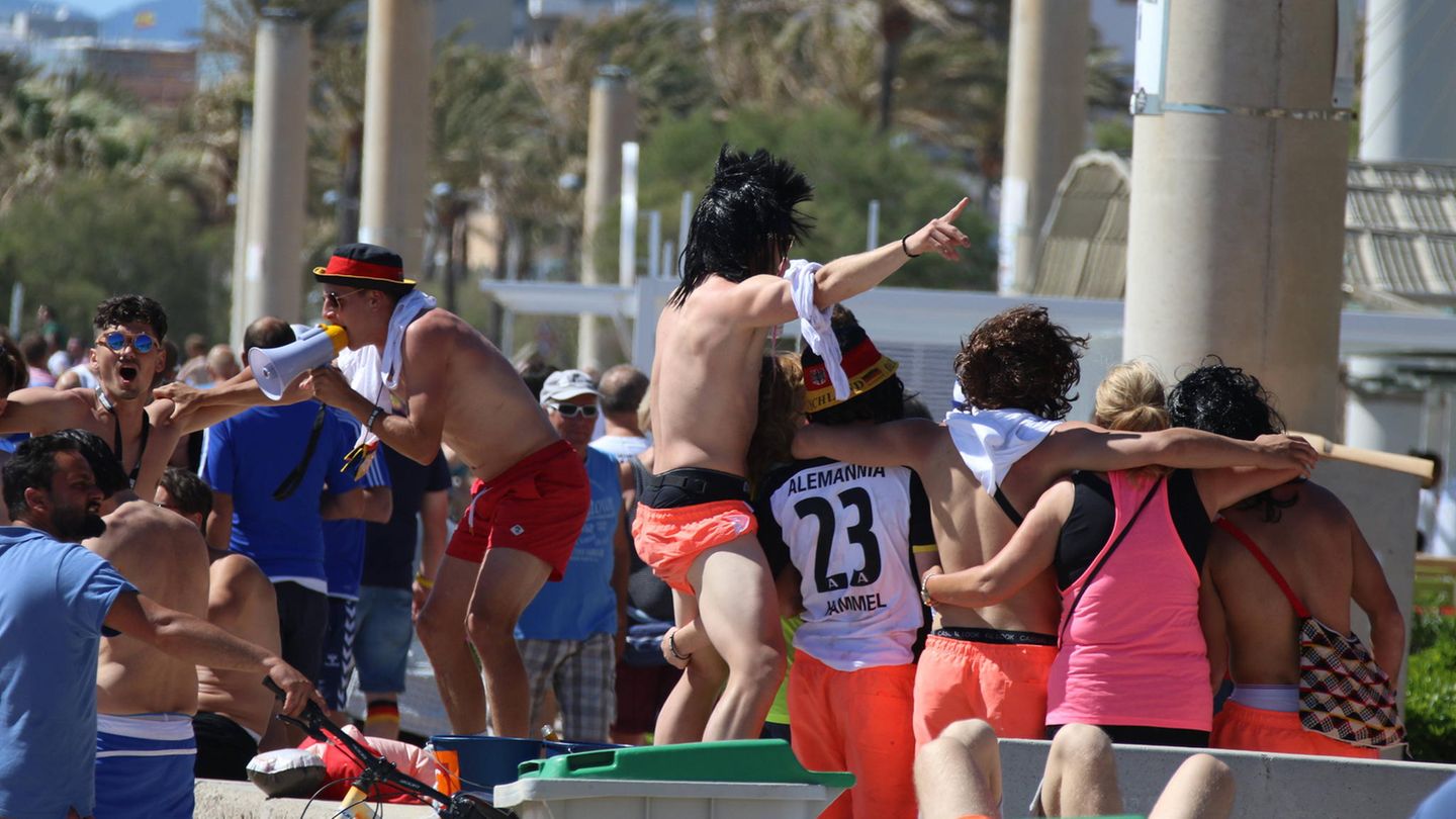 Mallorca: Feiernde Touristen am Strand