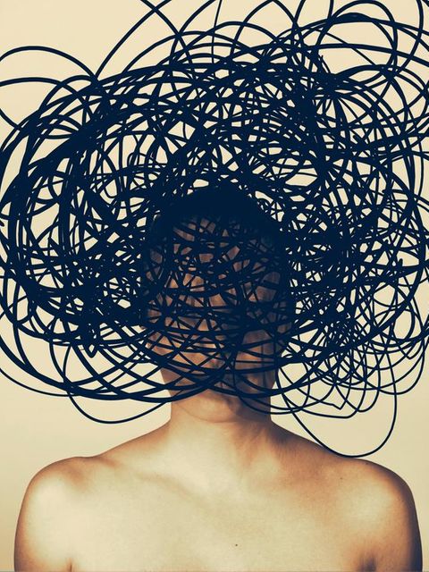 Eine Illustration mit wilden Kabeln über einem Kopf