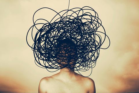 Eine Illustration mit wilden Kabeln über einem Kopf