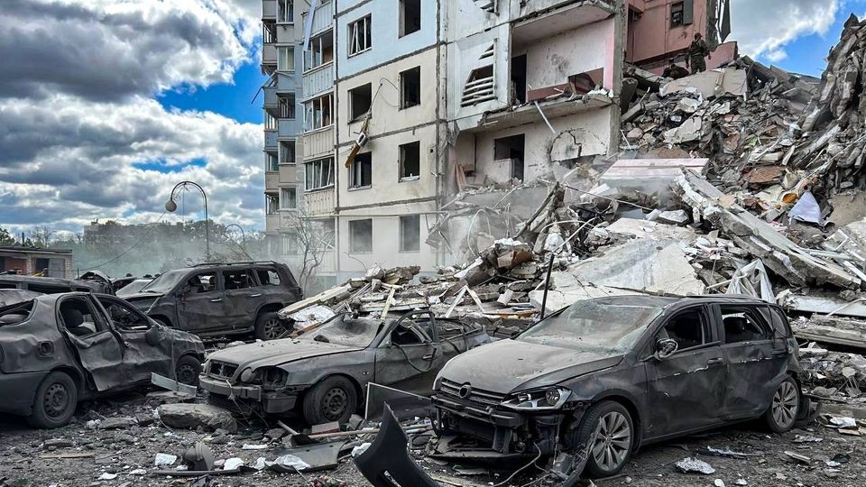 Ein Foto zeigt die Stelle eines eingestürzten Eingangs in einem Wohnhaus im russischen Belgorod