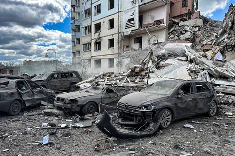 Ein Foto zeigt die Stelle eines eingestürzten Eingangs in einem Wohnhaus im russischen Belgorod