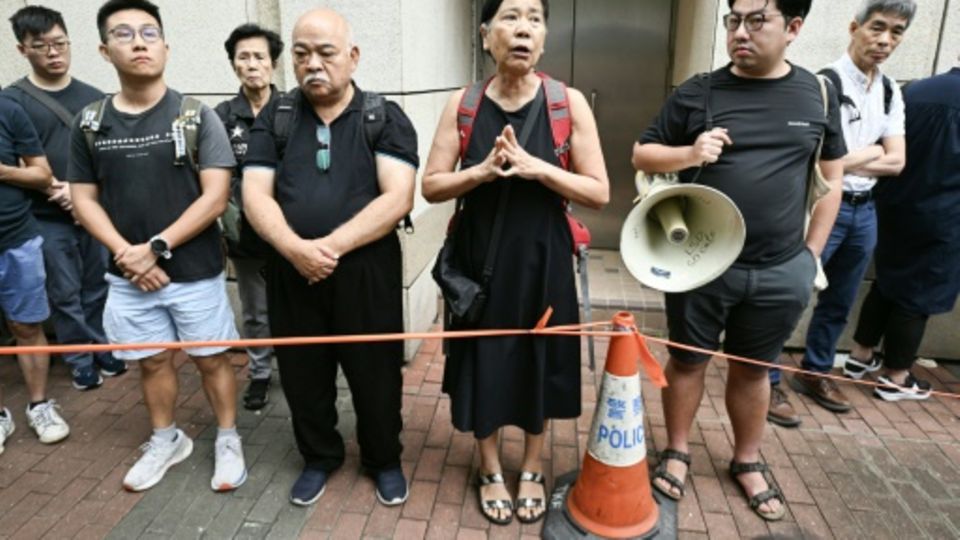 Aktivistin Chan Po Ying protestiert vor dem Gericht