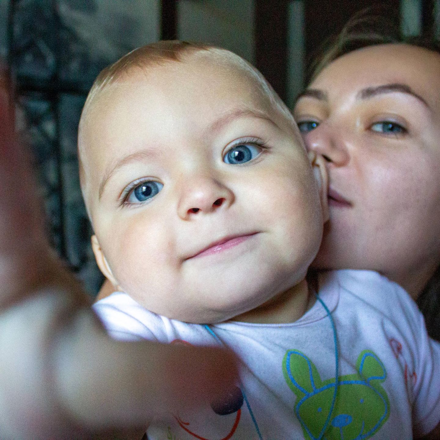 Kinder kriegen: Eine Mutter hält ihr Baby auf dem Arm. Beide schauen in die Kamera