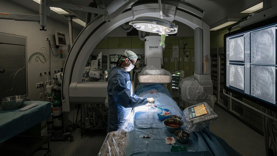 Christoph Happel während einer Herzkatheteruntersuchung an der MHH