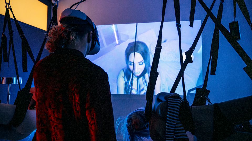 sexpuppe mia Ich habe einen Tag in einem futuristischen Sexpuppen-Bordell in Berlin  verbracht. Hier kann man sich nicht nur lebensechte Sexpuppen, sondern auch  VR-Brillen und eine live eingesprochene Stimme dazu buchen. Das Video dazu main image 0