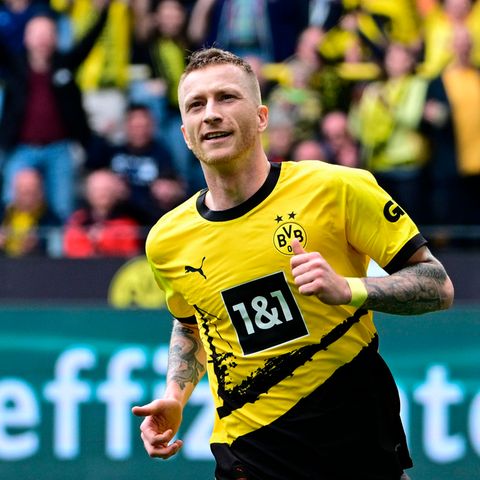 Marco Reus Fußballer des BVB läuft auf die Kamera zu