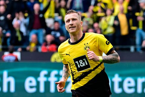 Marco Reus Fußballer des BVB läuft auf die Kamera zu