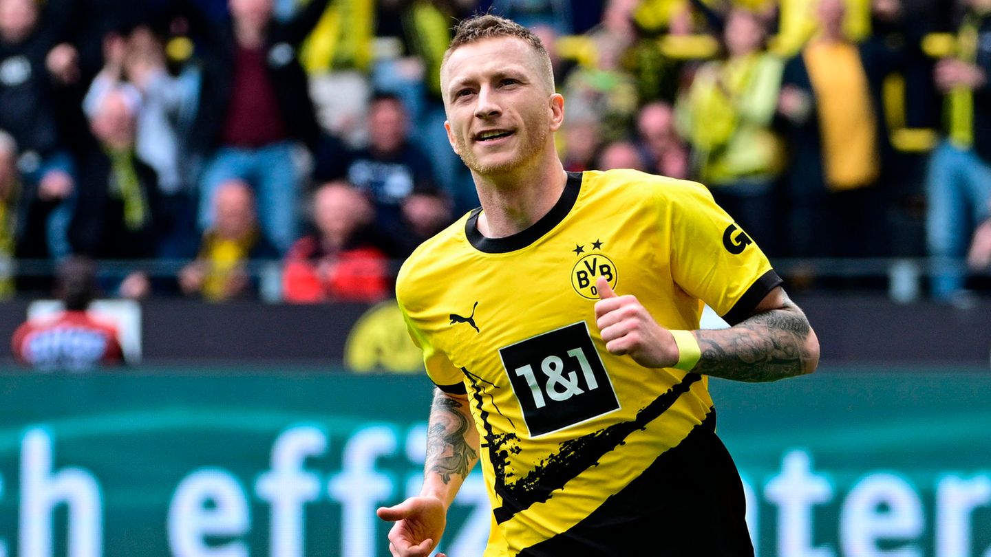 Marco Reus Fußballer des BVB läuft auf die Kamera zu