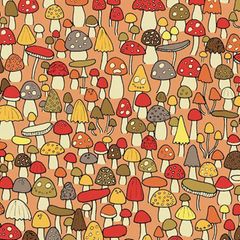 Eine Maus hat sich zwischen vielen farbigen Pilzen versteckt